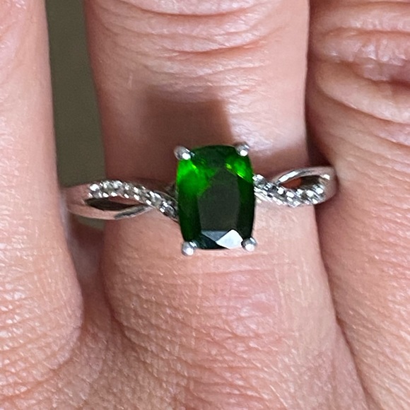STS - Emerald Green Stone - Sterling Silver 925 Ring with Diamond Detailed band - Picture 11 of 17